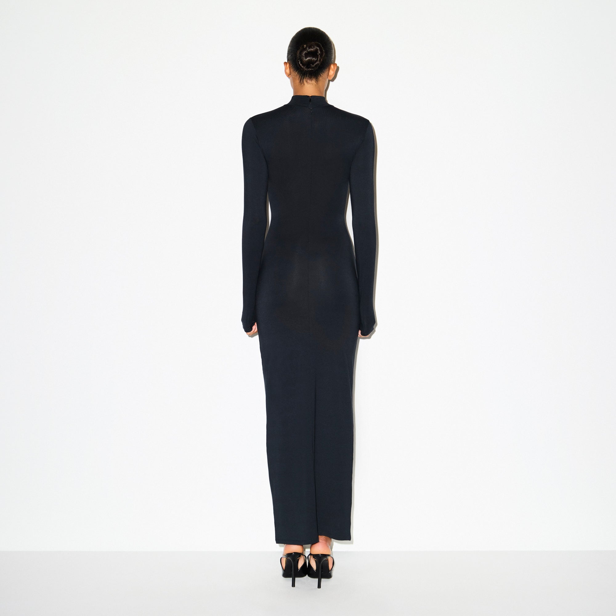 SMOOTH LAYERS TURTLENECK LONG DRESS | OBSIDIAN