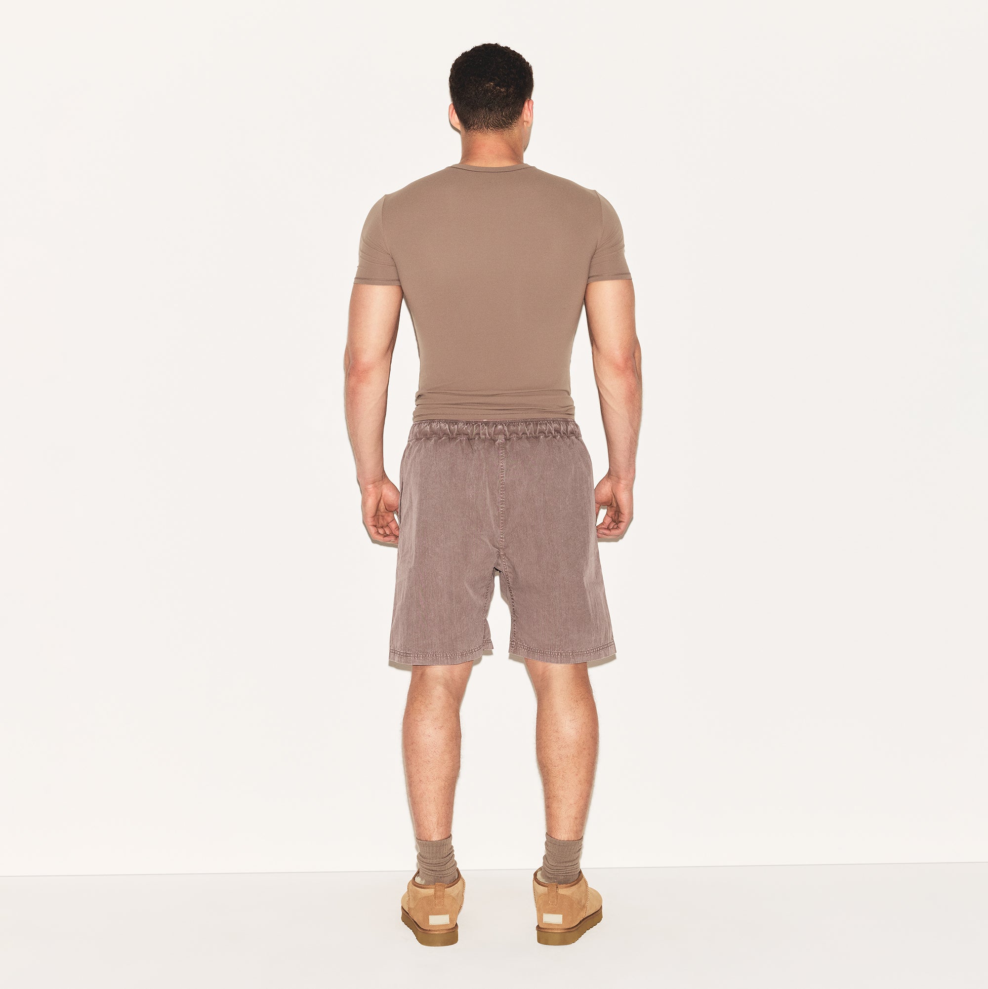 FITS EVERYBODY MENS SLIM T-SHIRT | UMBER